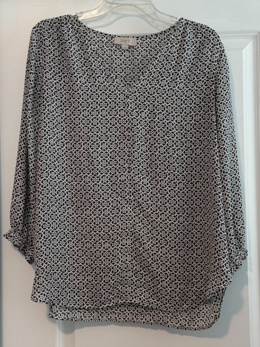 Loft White 3/4 Length Sleeve V-Neck Blouse Size Medium Good Condition
